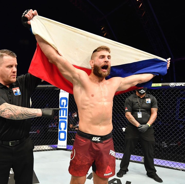 Stovky zápasov a 83 hodín v klietke. UFC bilancuje rok 2020
